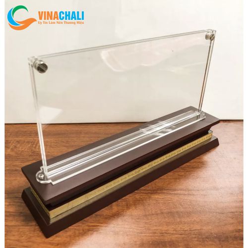 Biển chức danh mica đế gỗ có ốc vít