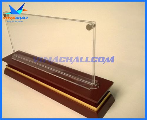 Biển chức danh mica đế gỗ tam cấp