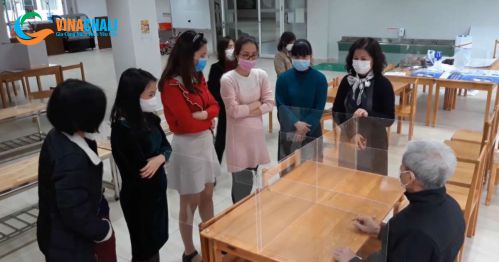 Vách ngăn bàn ăn cho trường học