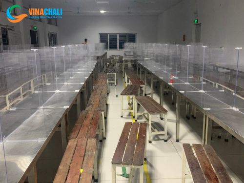 Thi công - lắp đặt vách ngăn bàn ăn mica
