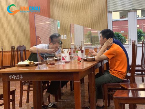 lắp đặt vách ngăn bàn ăn mica cho bộ tư lệnh công an