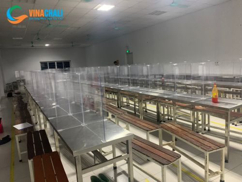 Thi công lắp đặt vách ngăn bàn mica nhanh chóng