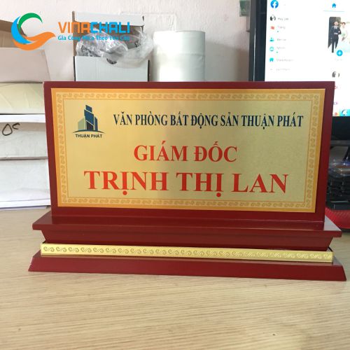 Biển chức danh đế gỗ mặt đồng