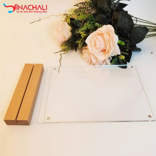 Standee mica đế gỗ sang trọng