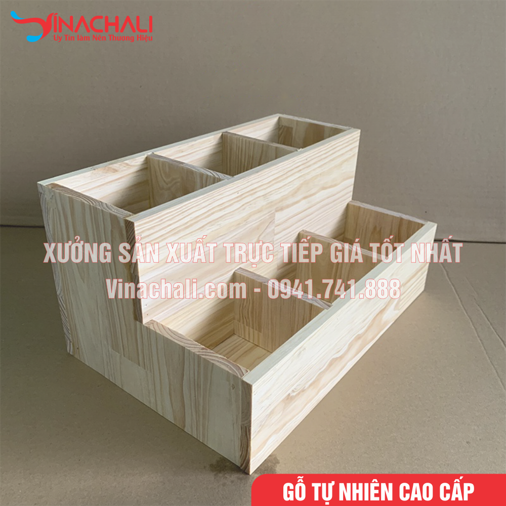 Kệ Đựng Ống Hút, Đường, Sữa, Đồ Pha Chế được làm bằng gỗ cao su, màu vân gỗ tự nhiên