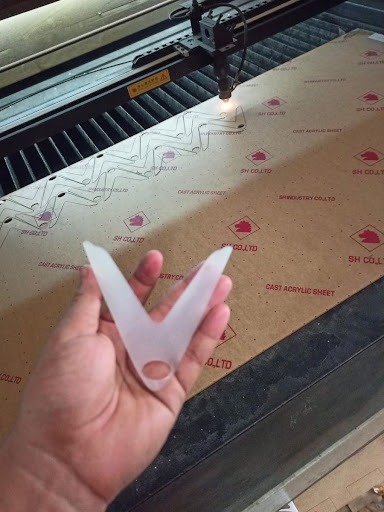 Cắt mica bằng máy cắt laser