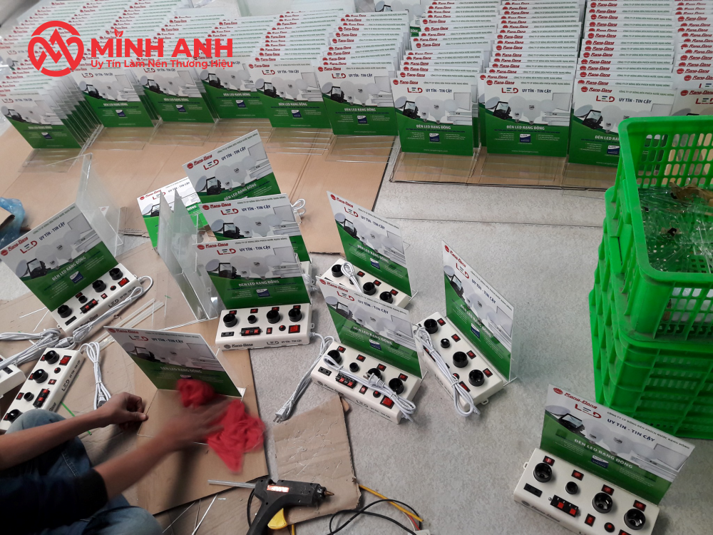 Kệ mica trưng bày được Minh Anh gia công theo yêu cầu