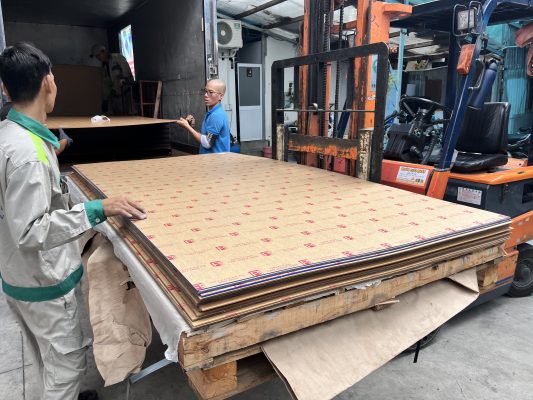 Xưởng Minh Anh giao tấm mica hỏa tốc tận nơi cho khách hàng tại Hà Nội